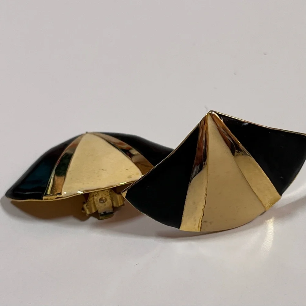 Vintage 80 90 Deco Black Cream Enamel Gold Fan Clip Earrings Retro - Picture 4 of 13